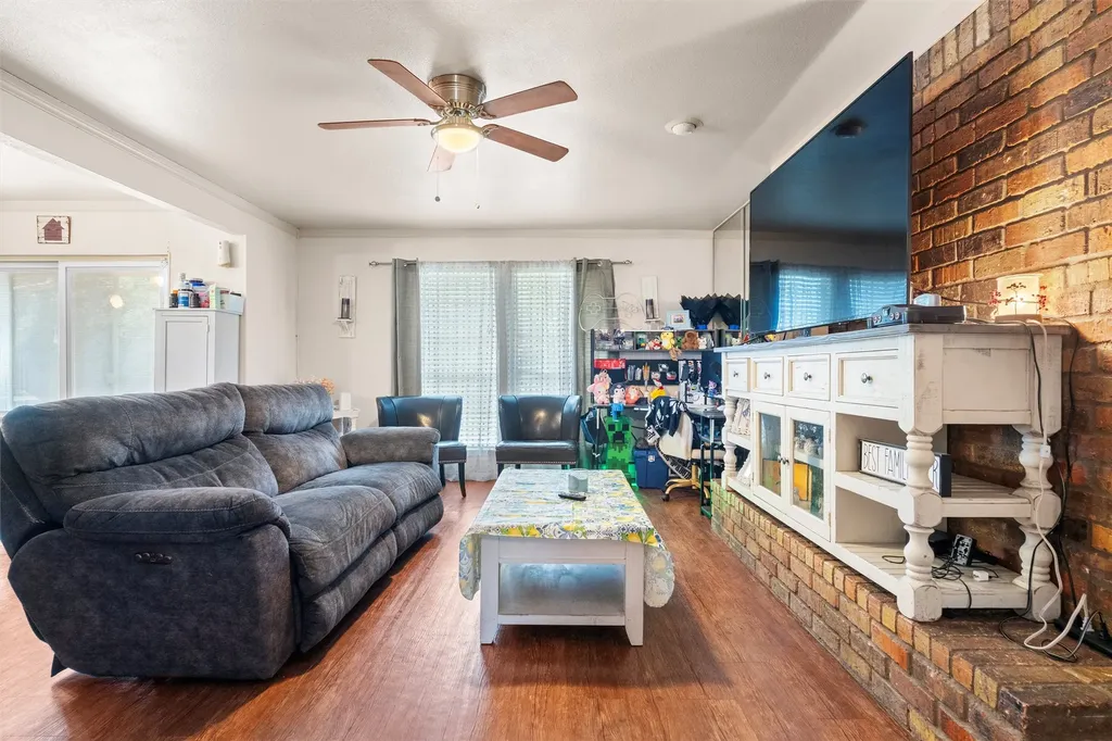 2006 W Sanford Street Arlington TX 76012