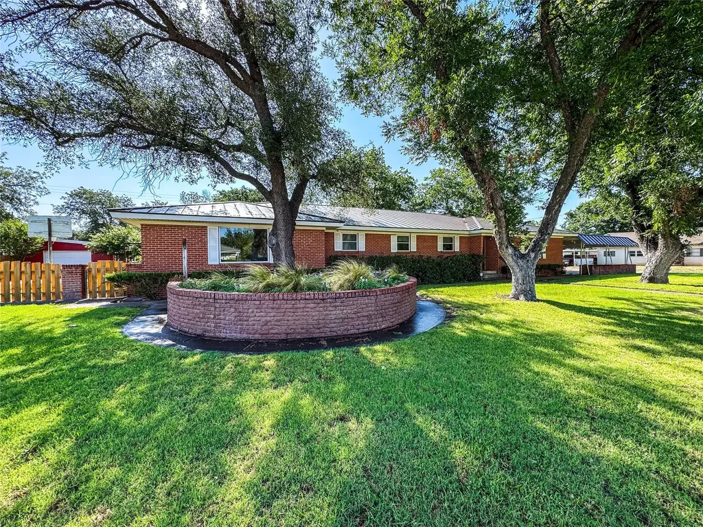 1102 N Avenue G Haskell TX 79521