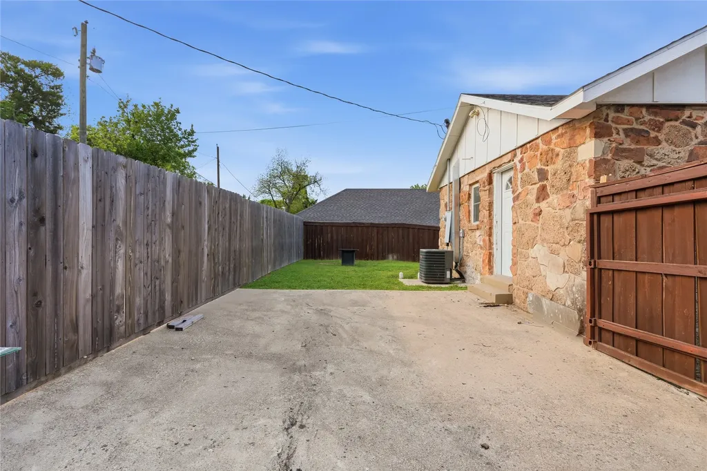 1831 Alabama Avenue Dallas TX 75216