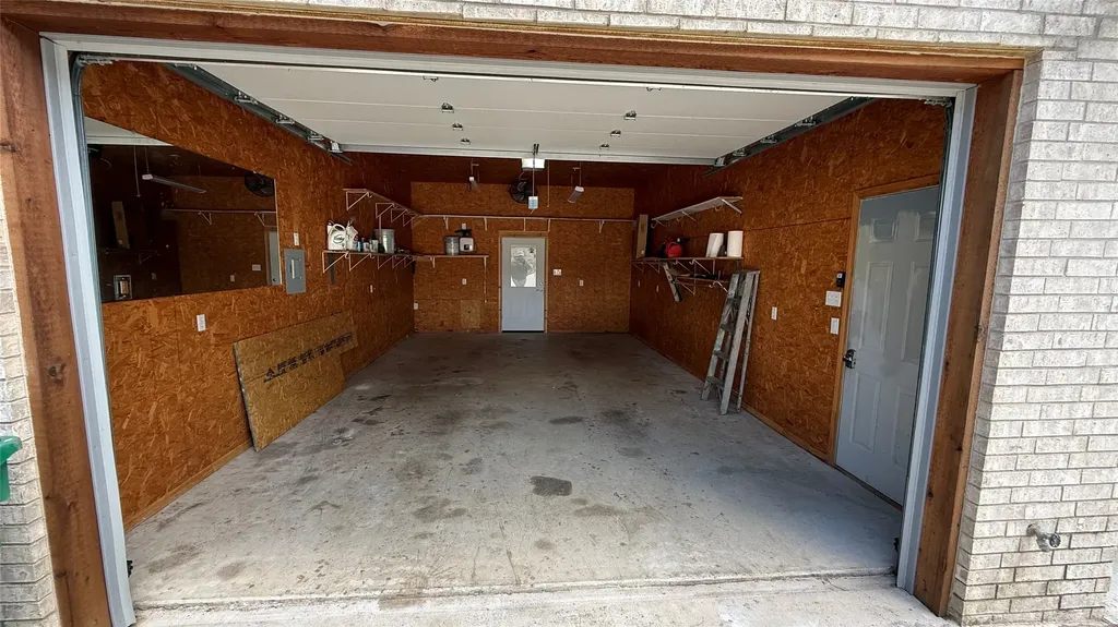 407 S Lakewood Circle Lake Bridgeport TX 76426