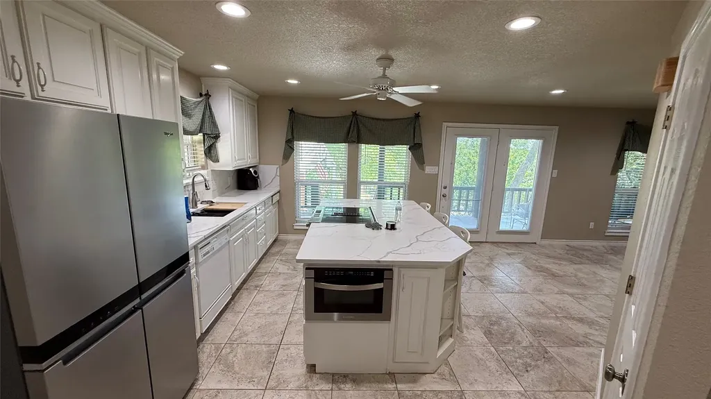 407 S Lakewood Circle Lake Bridgeport TX 76426