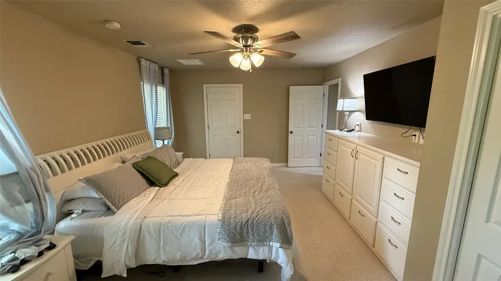 407 S Lakewood Circle Lake Bridgeport TX 76426