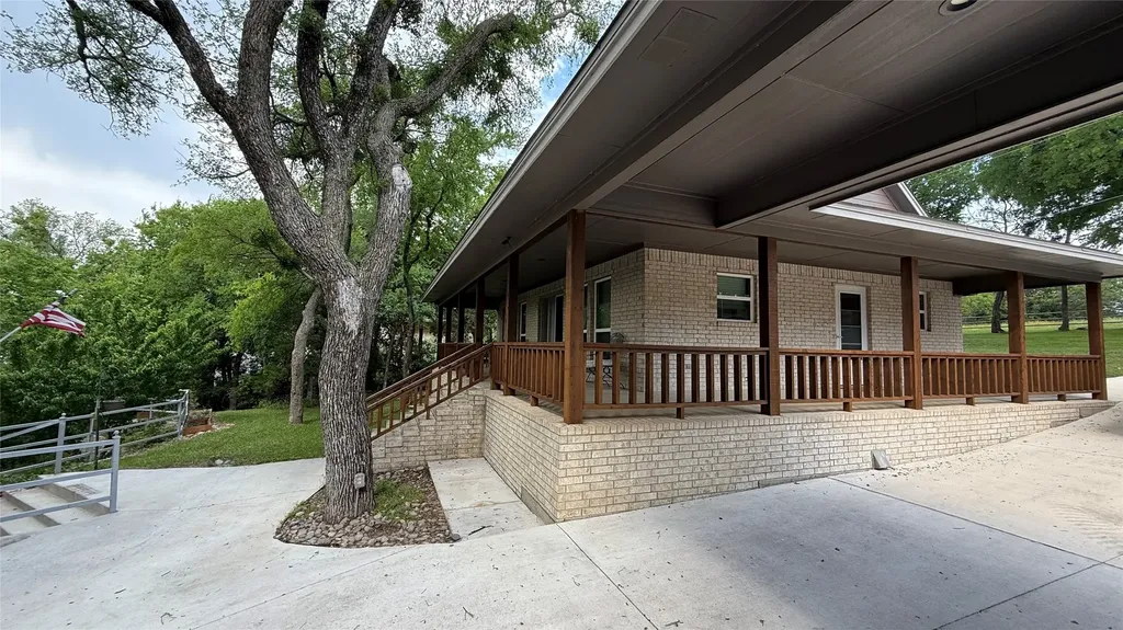 407 S Lakewood Circle Lake Bridgeport TX 76426