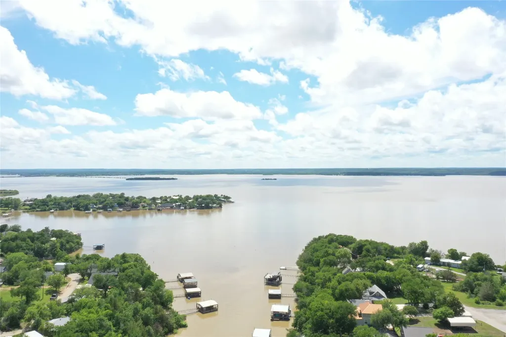 407 S Lakewood Circle Lake Bridgeport TX 76426