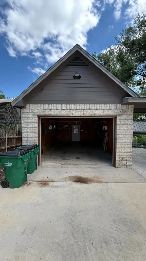 407 S Lakewood Circle Lake Bridgeport TX 76426