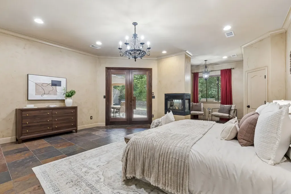 9 N Eagle Point Azle TX 76020
