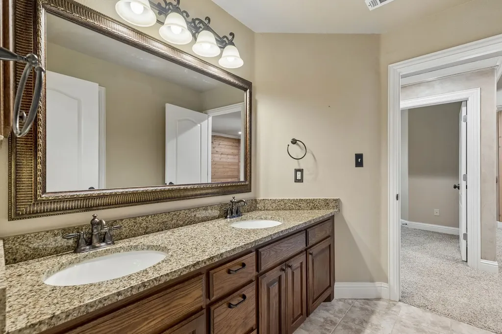 9 N Eagle Point Azle TX 76020