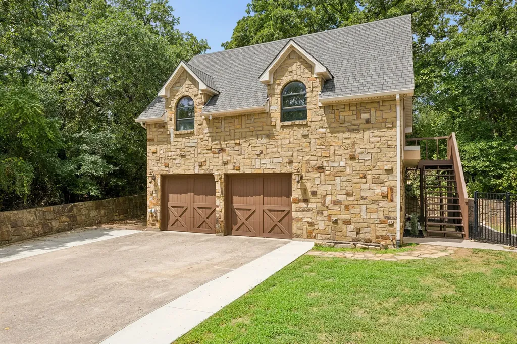 9 N Eagle Point Azle TX 76020