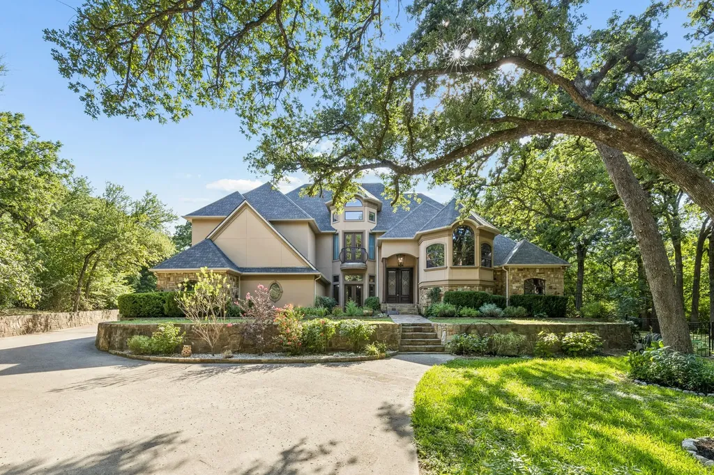 9 N Eagle Point Azle TX 76020
