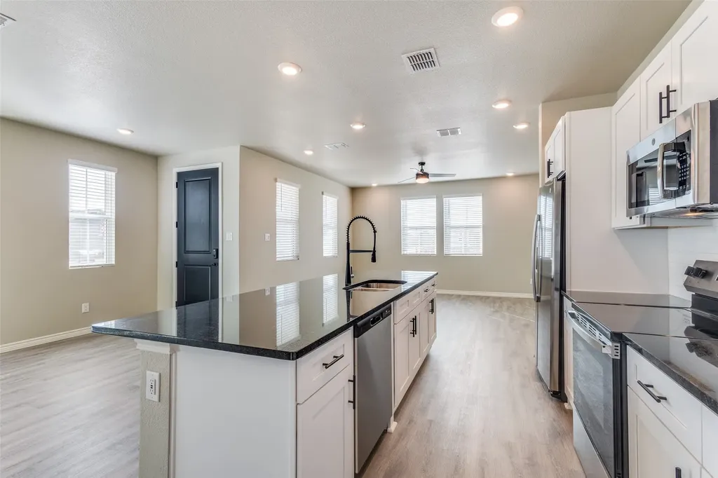 1933 Woodlawn Way Argyle TX 76226