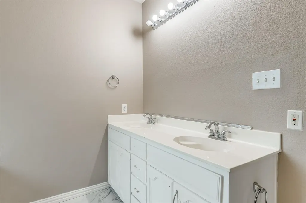 10005 Bull Run Fort Worth TX 76177