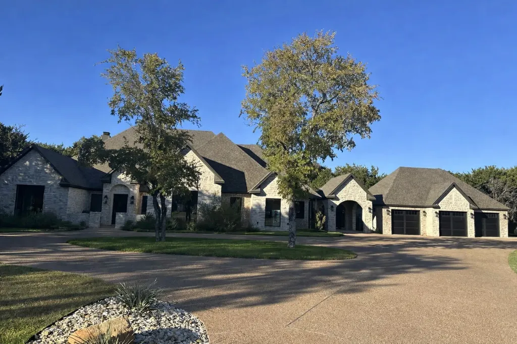 1136 Queen Elizabeth Drive Mcgregor TX 76657