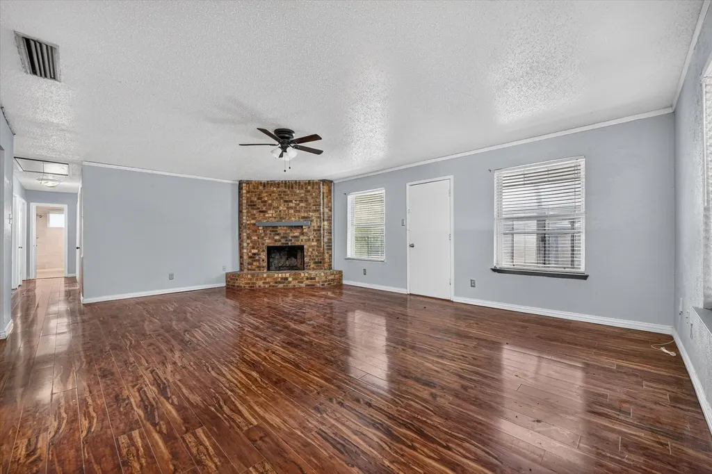 210 Nettletree Street Arlington TX 76018
