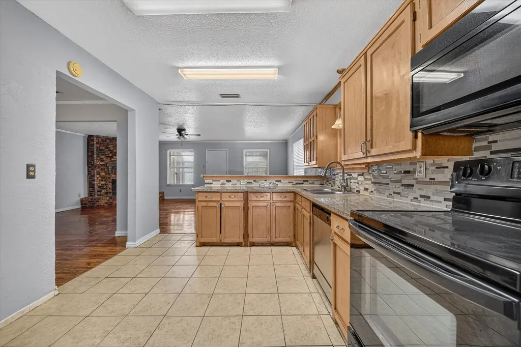 210 Nettletree Street Arlington TX 76018