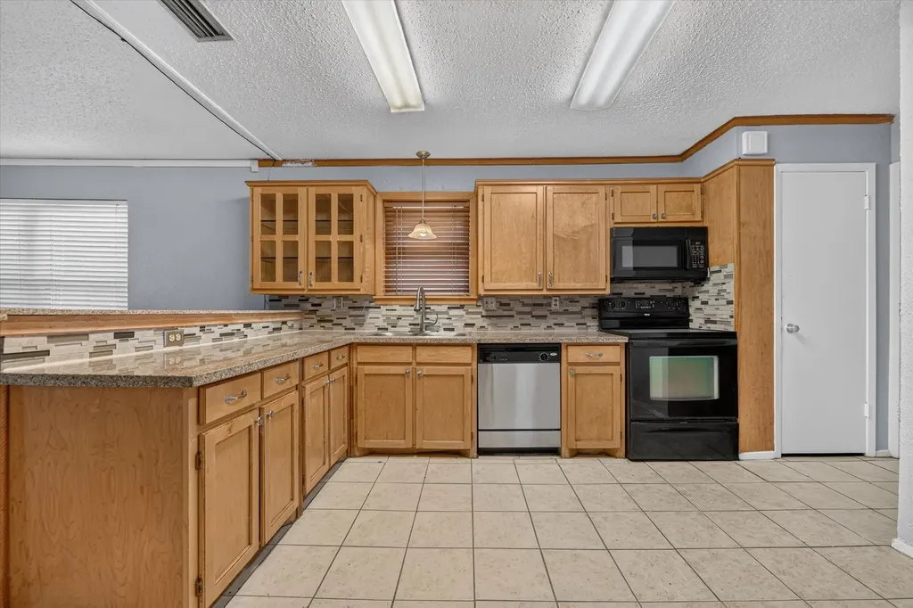210 Nettletree Street Arlington TX 76018