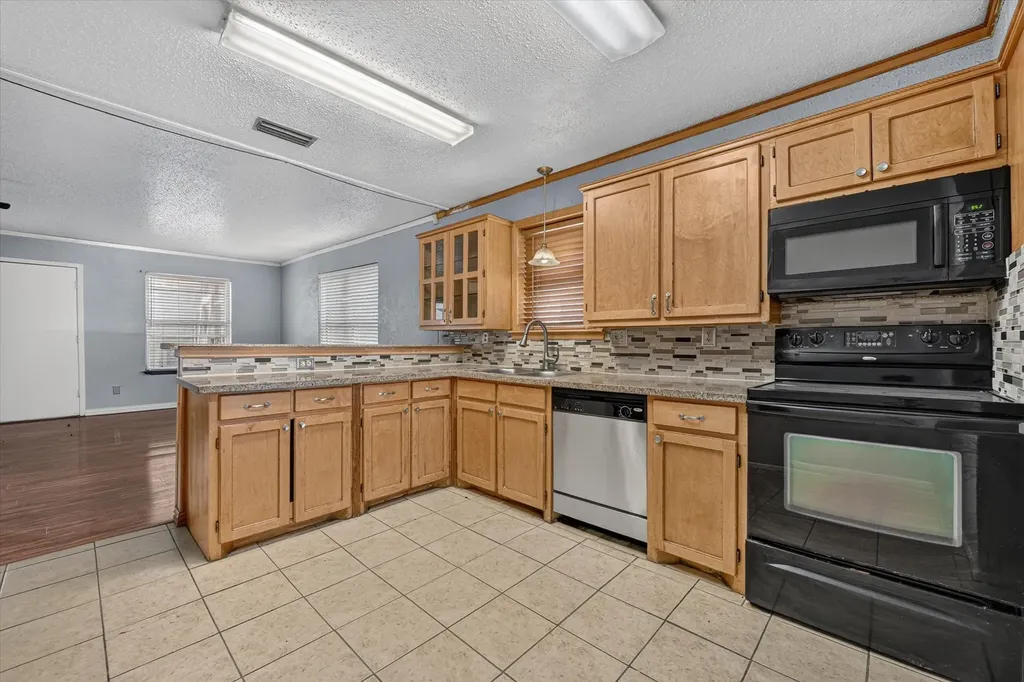 210 Nettletree Street Arlington TX 76018