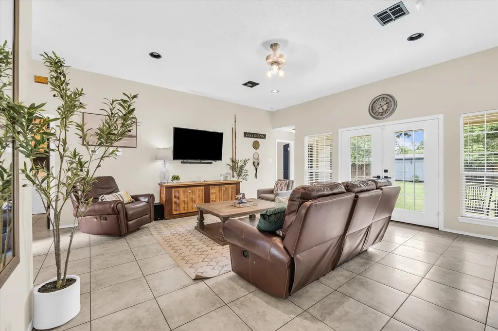 907 Dogwood Street Robinson TX 76706
