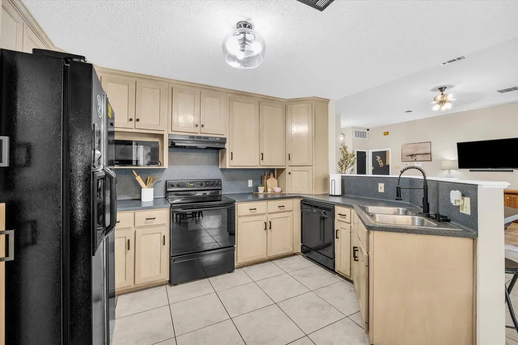 907 Dogwood Street Robinson TX 76706