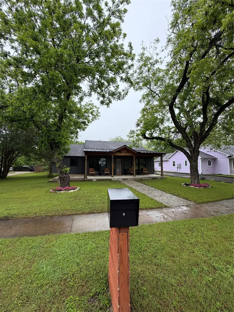1605 S Houston Street Kaufman TX 75142