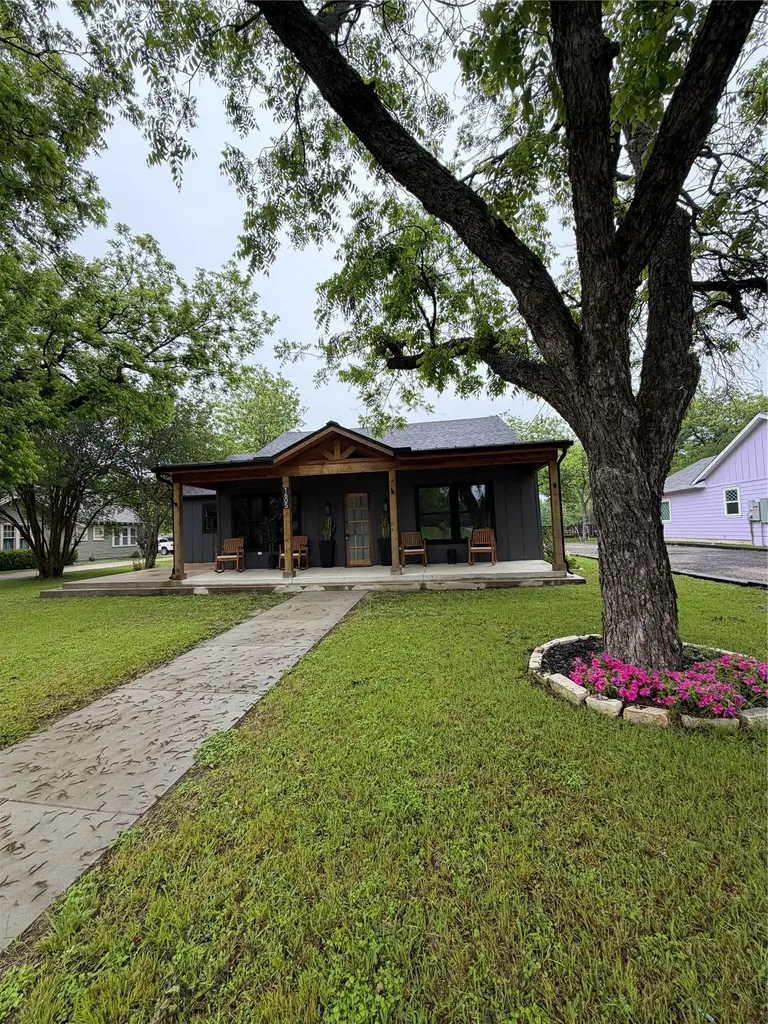 1605 S Houston Street Kaufman TX 75142