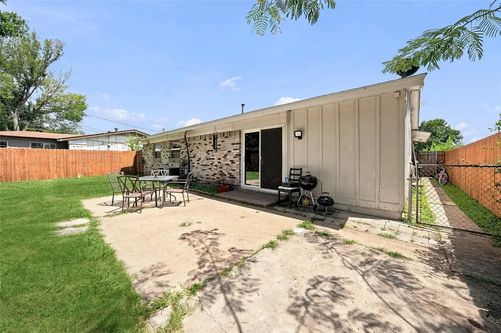 2621 Burning Tree Lane Irving TX 75062