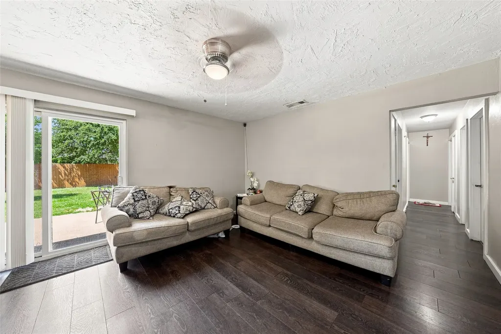 2621 Burning Tree Lane Irving TX 75062