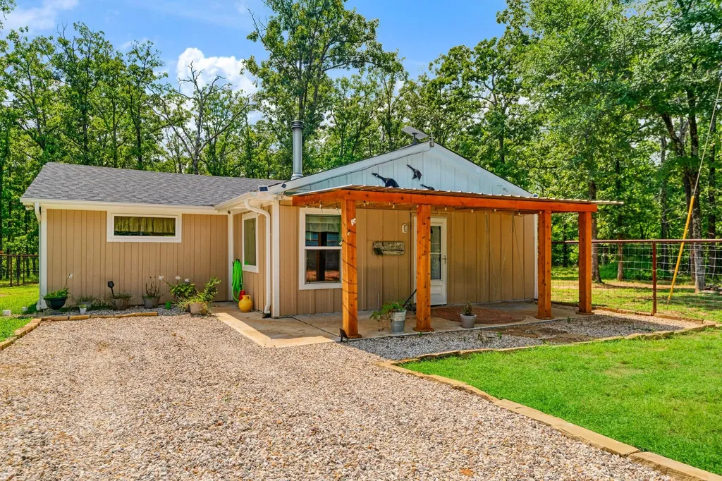 821 County Road 43830 Paris TX 75462