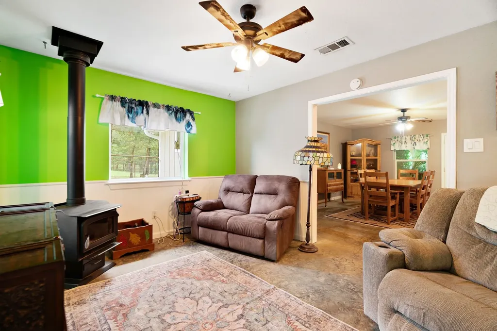 821 County Road 43830 Paris TX 75462