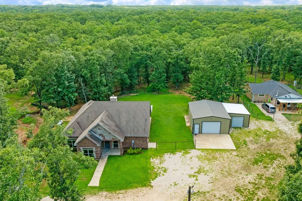 821 County Road 43830 Paris TX 75462