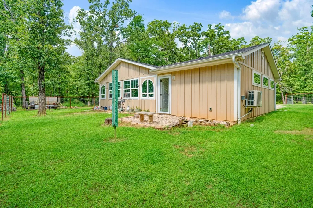 821 County Road 43830 Paris TX 75462