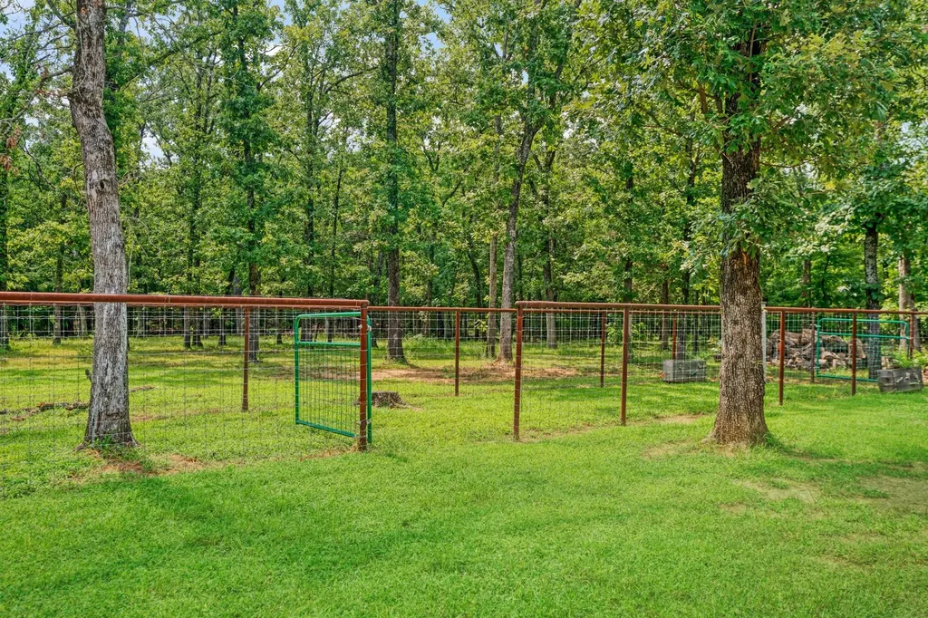 821 County Road 43830 Paris TX 75462