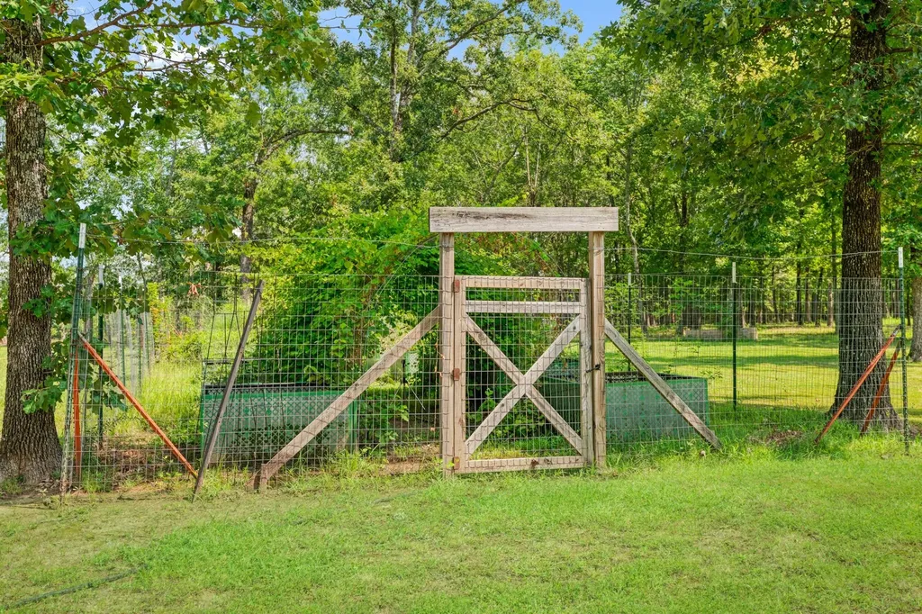821 County Road 43830 Paris TX 75462