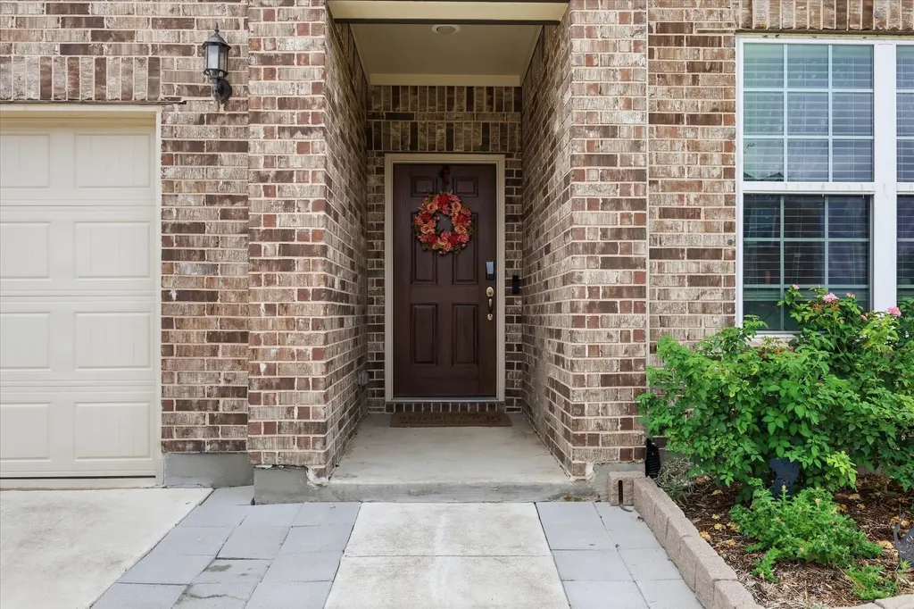 825 Crest Breeze Drive Fort Worth TX 76052