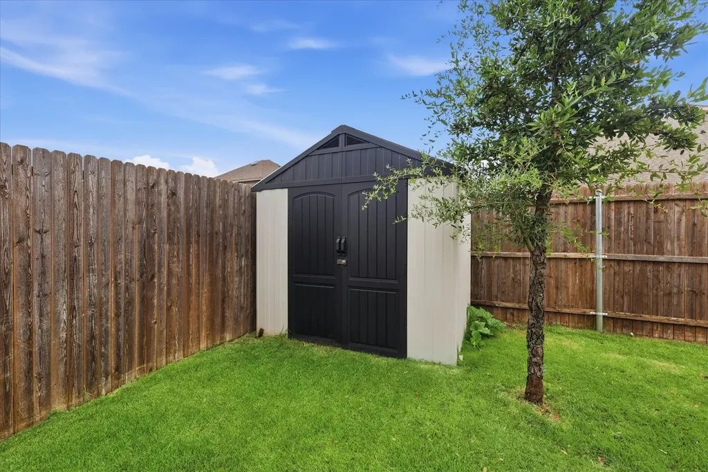 825 Crest Breeze Drive Fort Worth TX 76052