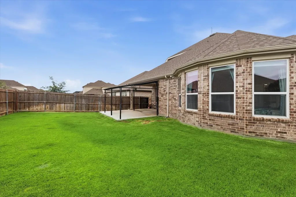 825 Crest Breeze Drive Fort Worth TX 76052