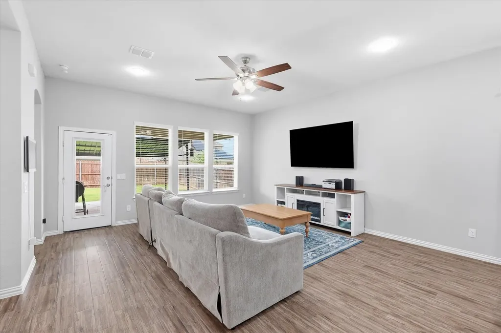 825 Crest Breeze Drive Fort Worth TX 76052