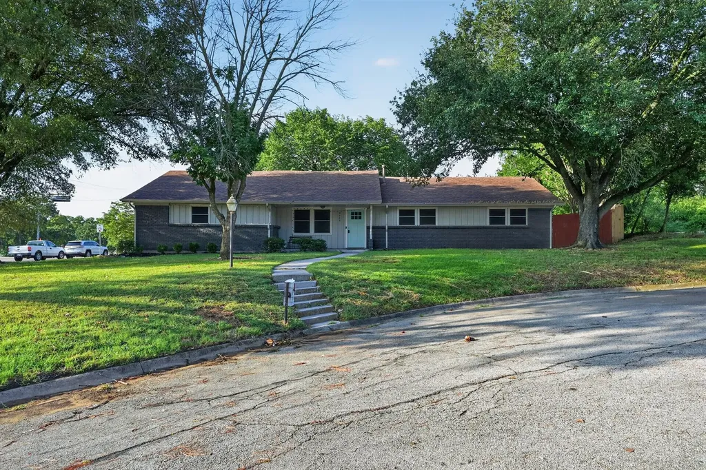 2403 Robin Circle Denton TX 76209