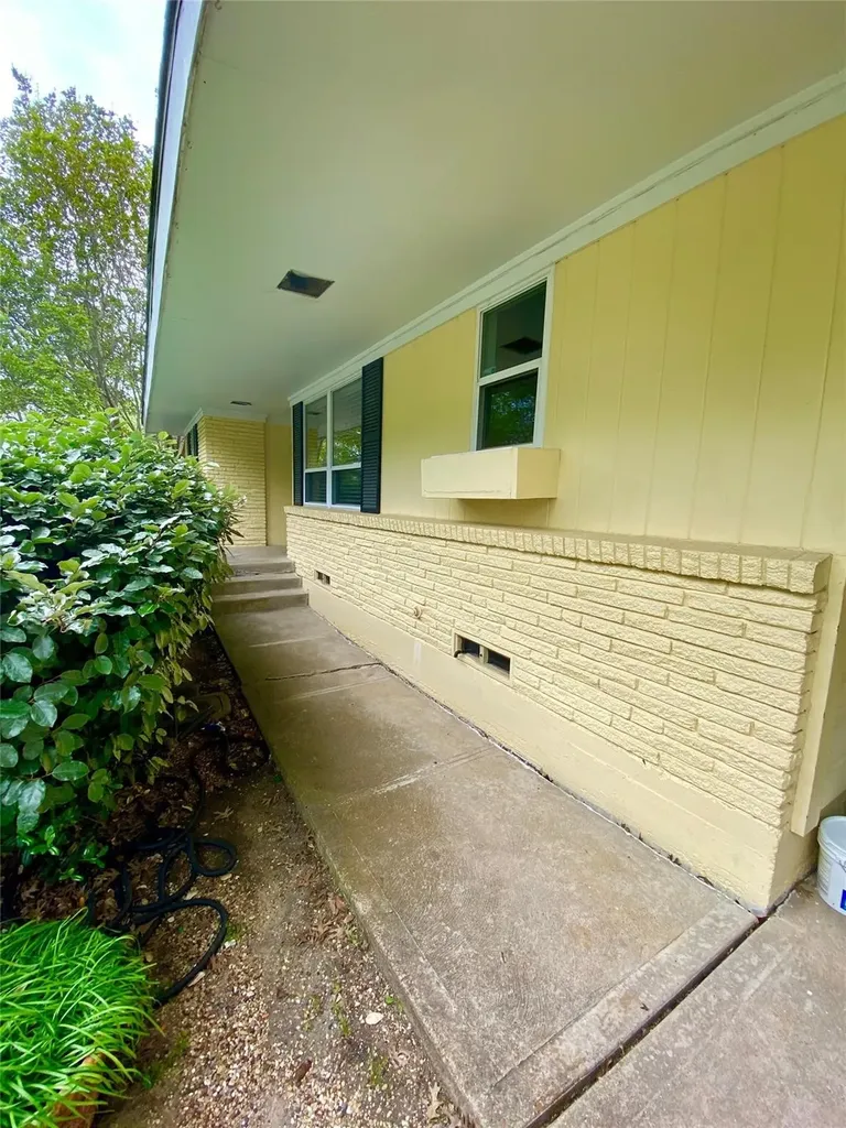 10457 Solta Drive Dallas TX 75218