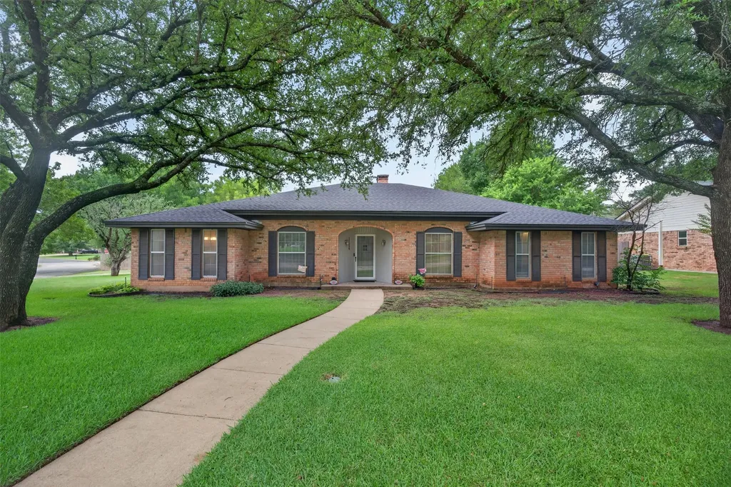 1126 Green River Trail Cleburne TX 76033