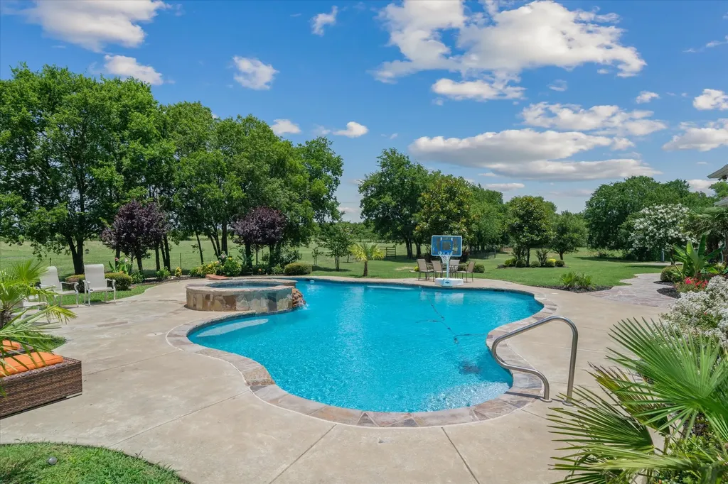 5811 County Road 4102 Kaufman TX 75142