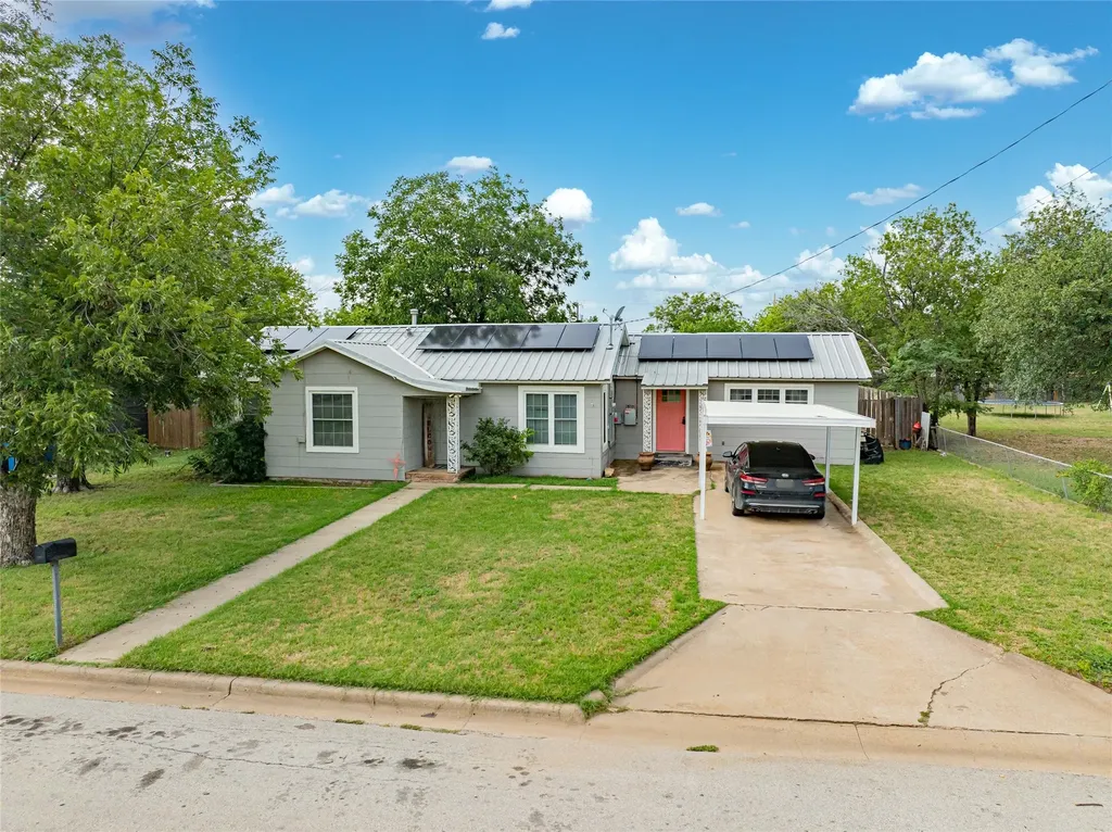 1006 N Live Oak Street Breckenridge TX 76424