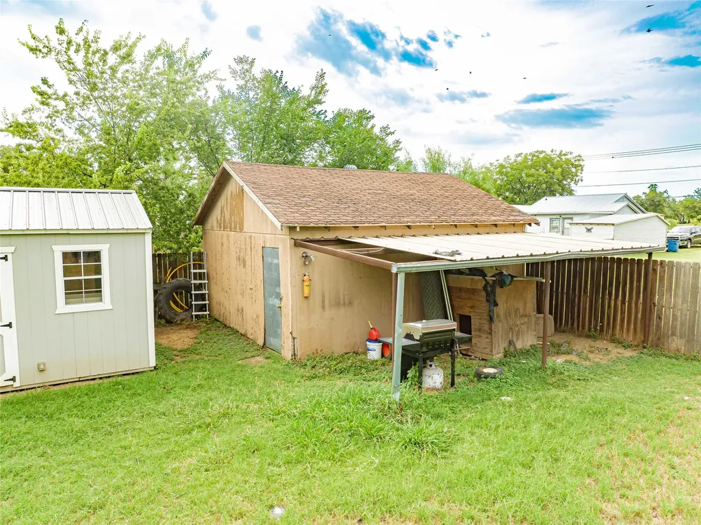 1006 N Live Oak Street Breckenridge TX 76424