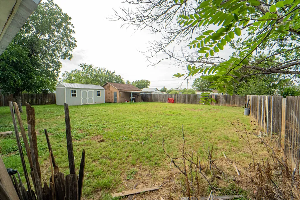 1006 N Live Oak Street Breckenridge TX 76424