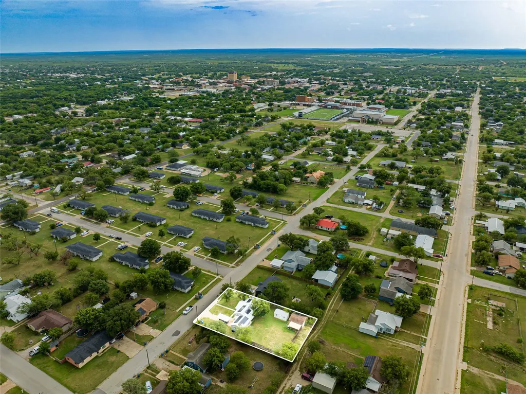 1006 N Live Oak Street Breckenridge TX 76424
