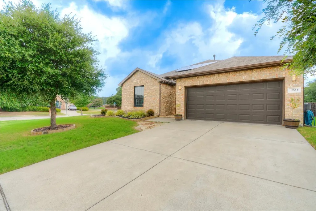 1201 Meadowlakes Azle TX 76020