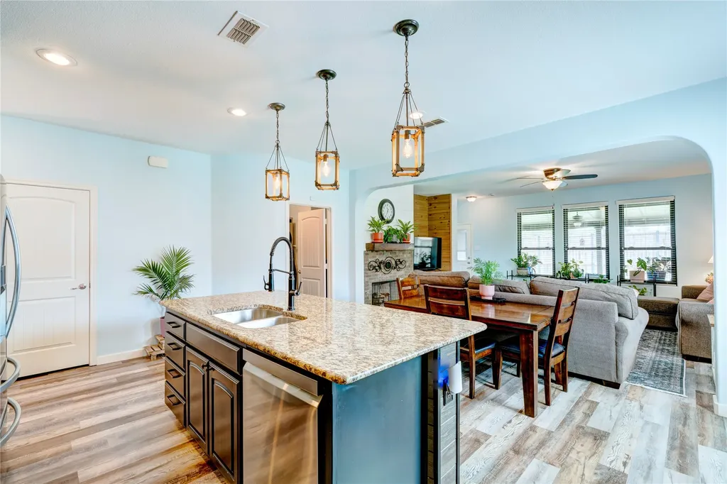 1201 Meadowlakes Azle TX 76020