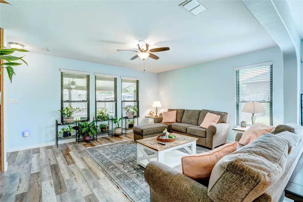 1201 Meadowlakes Azle TX 76020