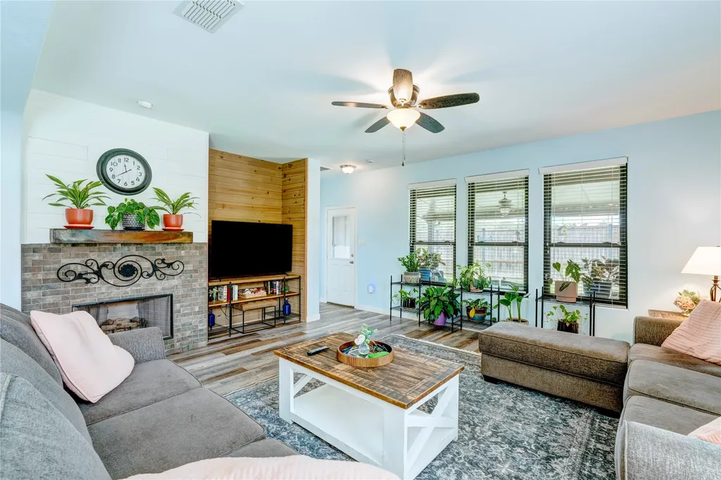 1201 Meadowlakes Azle TX 76020