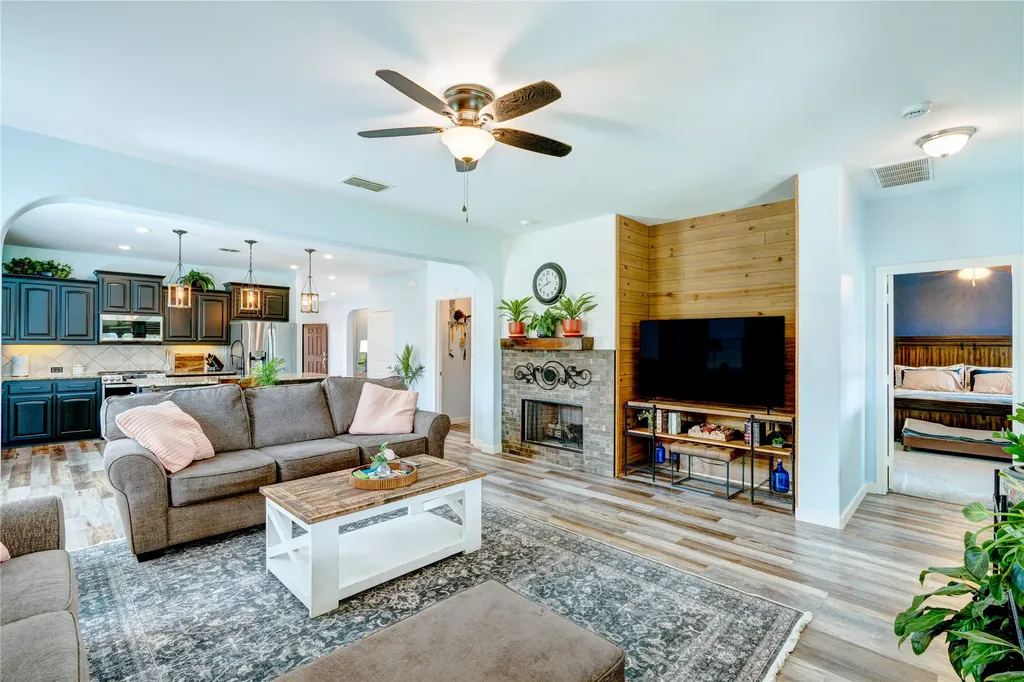 1201 Meadowlakes Azle TX 76020