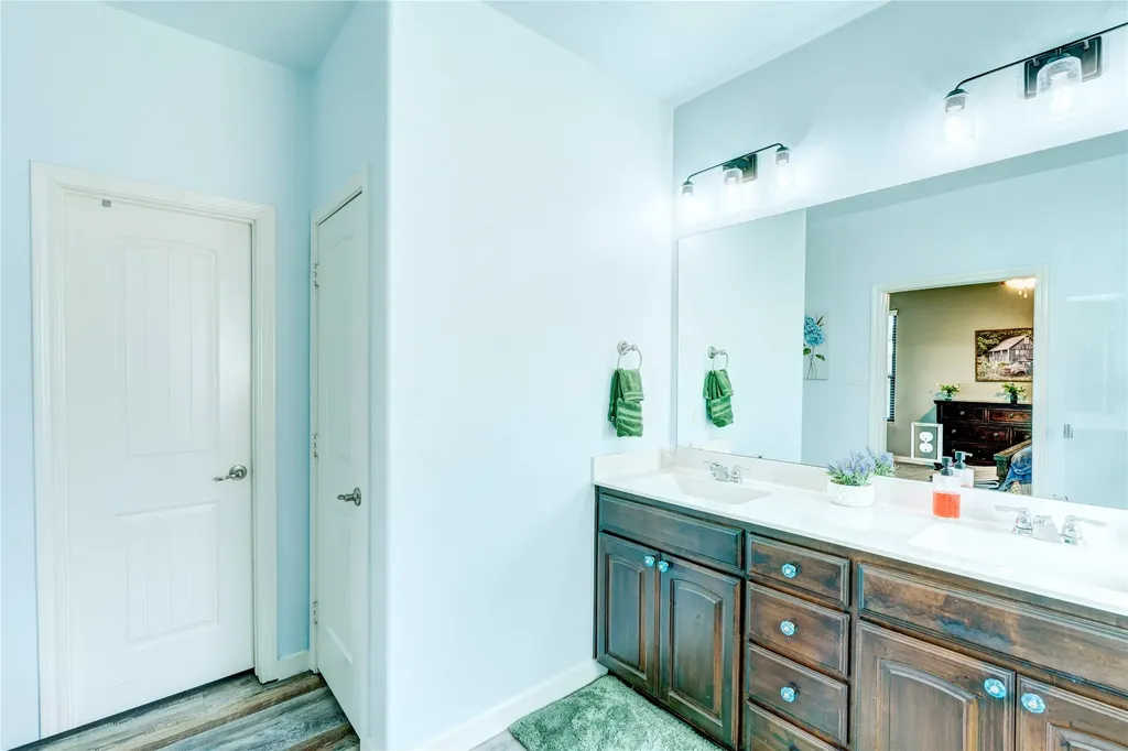 1201 Meadowlakes Azle TX 76020